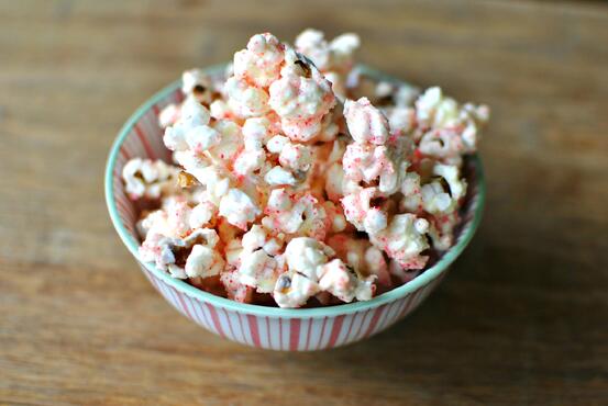 White-Chocolate-Peppermint-Popcorn-02-
