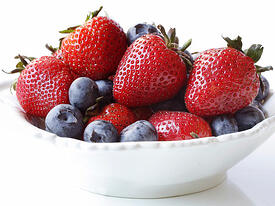 bowl-strawberries-blueberries-fS8UGa-lgn